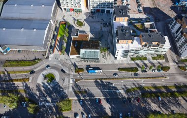 Espoo, Finlandiya - 11 Eylül 2020: Urheilupuisto metro istasyonu ve istasyonun etrafındaki yepyeni bölge. Modern Kuzey mimarisi..