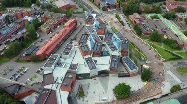 Espoo, Finlandiya - 11 Eylül 2020: Yepyeni Aalto Üniversitesi kampüsünün havadan görüşü. Modern İskandinav mimarisi.