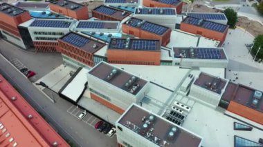 Espoo, Finlandiya - 11 Eylül 2020: Yepyeni Aalto Üniversitesi kampüsünün havadan görüşü. Modern İskandinav mimarisi.