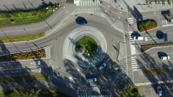 Kavşağın Havadan Görünüşü Döner Kavşakta Hareket Eden Arabalar Finlandiya Bir — Stok video