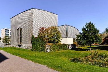 Helsinki, Finlandiya - 13 Eylül 2020: Viikki Lüteryen Kilisesi. Modern İskandinav ahşap mimarisi.