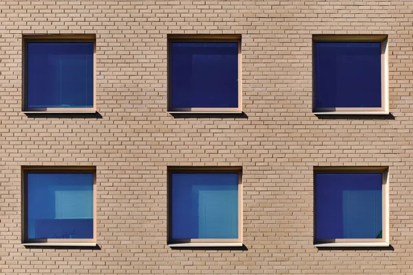 Las Ventanas Azules Pared Ladrillo Arquitectura Nórdica Moderna Finlandia —  Fotos de Stock