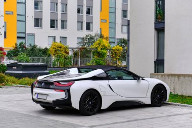 Espoo, Finlandiya - 16 Eylül 2020: BMW i8, Espoo semtinin bahçesinde bulunan bir hibrid spor otomobil..