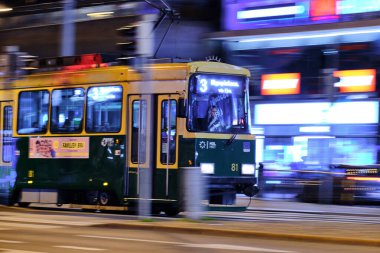 Helsinki, Finlandiya - 19 Eylül 2020: Tramvay gece yola çıkıyor.