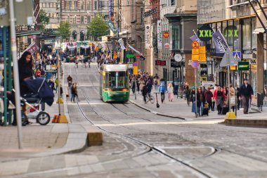 Helsinki, Finlandiya - 20 Eylül 2020: Helsinki 'nin merkezinde Aleksanterinkatu Caddesi. Şehirdeki en ünlü cadde. Sokakta hareket eden tramvaylar.
