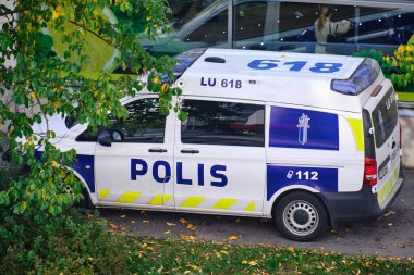 Espoo, Finlandiya - 24 Eylül 2020: Alışveriş merkezinin yakınındaki polis minibüsü.