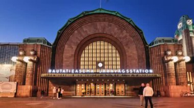 Helsinki, Finlandiya - 19 Eylül 2020: Helsinki Merkez Tren İstasyonu. Zaman Ayarı videosu.