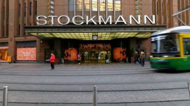 Helsinki, Finlandiya - 20 Eylül 2020: Tramvay Aleksanterinkatu caddesindeki Stockmann alışveriş merkezinin girişinden geçiyor.