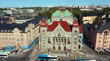 Helsinki, Finlandiya - 20 Eylül 2020: Finlandiya Ulusal Tiyatrosu 'nun havadan görünüşü.