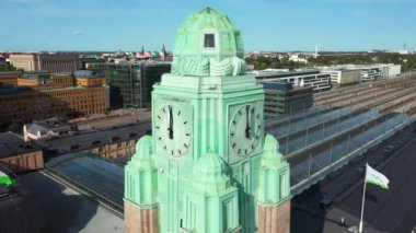 Helsinki, Finlandiya - 20 Eylül 2020: Helsinki Merkez Tren İstasyonu 'nun saat kulesinin hava görüntüsü.