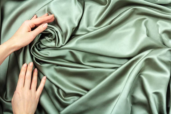 Mano Femenina Tocando Suave Elegante Seda Satén Tela Lujo — Foto de Stock