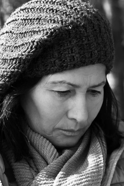 Старшая Женщина Шерстяном Шарфе Шляпе Зимнем Парке Открытом Воздухе — стоковое фото