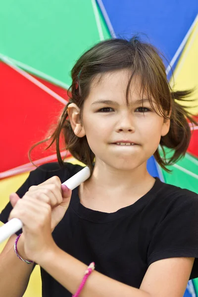 Vacker Liten Flicka Med Stora Färgglada Paraply Och Sommardag — Stockfoto