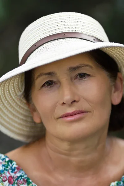 Portrait Senior Woman Wearing Sun Hat Park Sunny Day Close — Stock Photo, Image