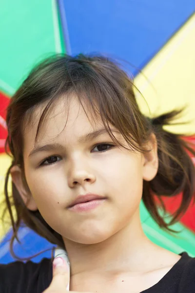 Schöne Kleine Mädchen Mit Großen Bunten Regenschirm Und Sommertag — Stockfoto