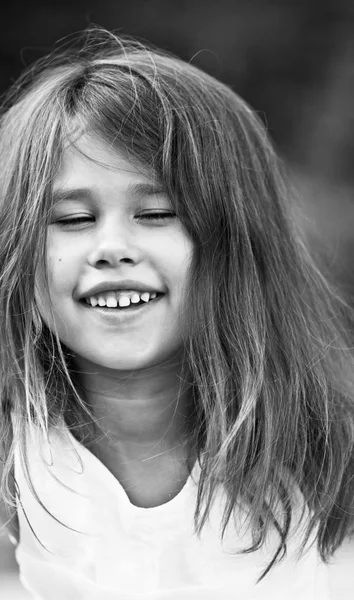 Vrolijk Meisje Witte Jurk Die Zich Voordeed Tijdens Het Kijken — Stockfoto