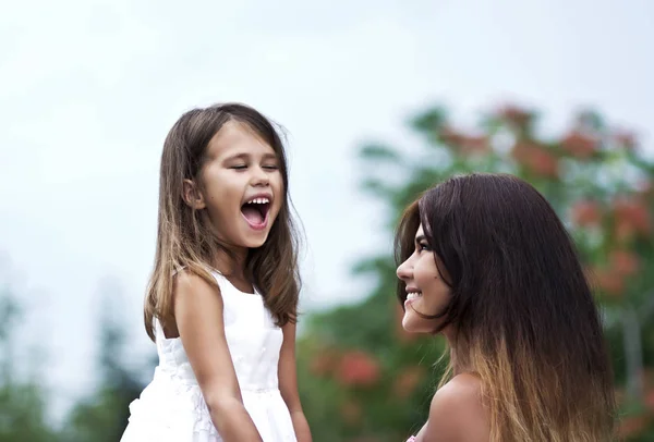 可爱的小女孩与她的母亲在夏天公园 — 图库照片
