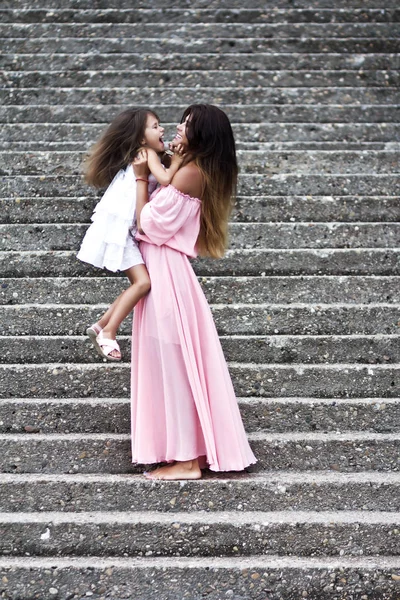 可爱的小女孩与她的母亲在夏天公园 — 图库照片