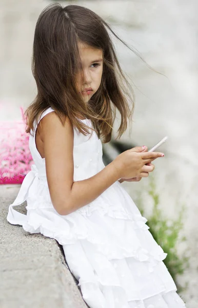 Fröhliches Junges Mädchen Weißem Kleid Posiert Vor Der Kamera — Stockfoto