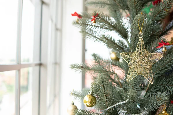 거실 배경에 별 장식 이 있는 크리스마스 트리 , C 로열티 프리 스톡 이미지