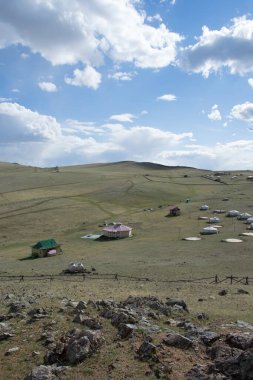 Moğolistan 'daki Ger kampı ve doğa manzarası