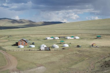 Moğolistan 'daki Ger kampı ve doğa manzarası