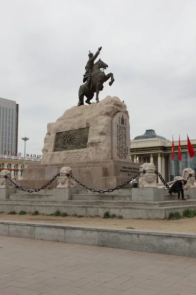 Статуя Перед Парламентом Sukhbaatar Place Ulaanbaatar Mongolia — стокове фото