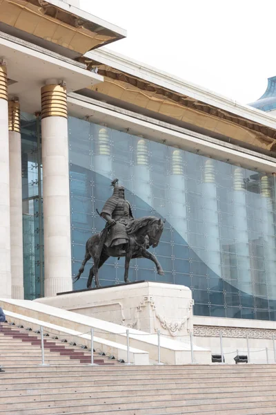 Parlamento önünde heykel, Sukhbaatar Meydanı, Ulaanbaatar, Moğolistan