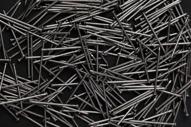 karanlık bir arka plan üzerinde dağılmış hobnails