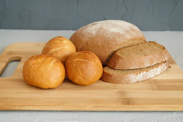 Ψωμί Σίκαλης Και Scones Ξύλινη Σανίδα Γκρίζο Φόντο — Φωτογραφία Αρχείου