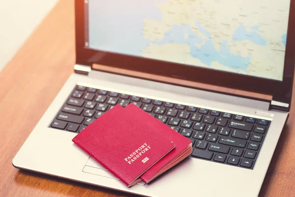 Dois Passaportes Internacionais Superfície Laptop Visor Mostra Mapa Europa — Fotografia de Stock