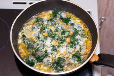 bitkilerle bir tavada kızarmış yumurta pişirme