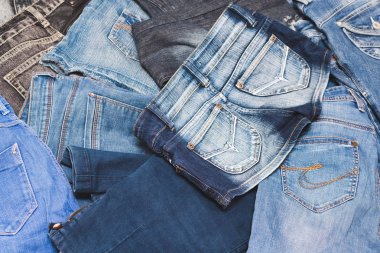 Denim giysi ve kot şort rasgele yerde yatarken