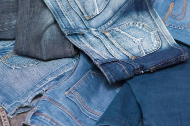 Denim giysi ve kot şort rasgele yerde yatarken