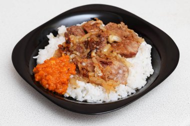 pilav et ve bir plaka üzerinde sos ile