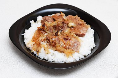 pilav et ve bir plaka üzerinde sos ile