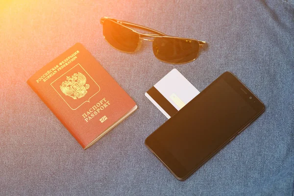 Passaporte Óculos Sol Cartão Bancário Smartphone Fundo Azul Jeans — Fotografia de Stock