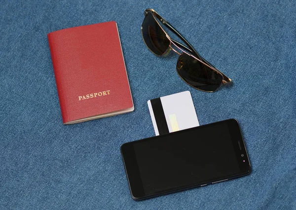 Pas Sluneční Brýle Bankovní Karty Smartphone Pozadí Modré Džíny — Stock fotografie
