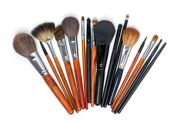 Makyaj fırçaları kümesi. beyaz bir arka plan üzerinde