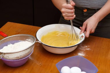 Hamur Hazırlık kurabiye malzemeler-yumurta, tereyağı, şeker için. Hamur karıştırma