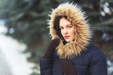 hood ve örme eldiven tüylü kış ceket genç çekici gülümseyen kız kış portresi