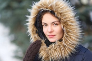 hood ve örme eldiven tüylü kış ceket genç çekici gülümseyen kız kış portresi