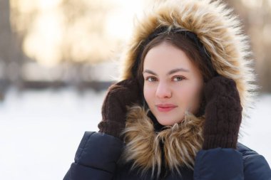 hood ve örme eldiven tüylü kış ceket genç çekici gülümseyen kız kış portresi