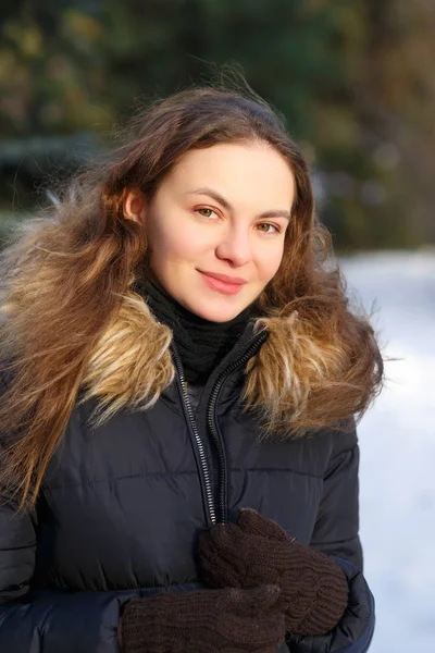 야외에서 겨울에 겨울에 매력적인 여자의 초상화 — 스톡 사진