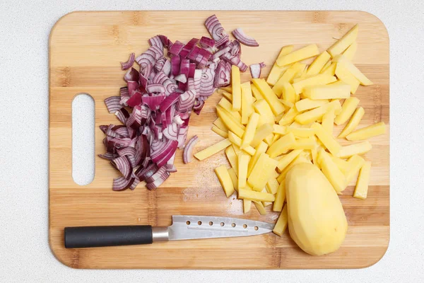 doğranmış soğan ve patates bir bambu tahta kesme