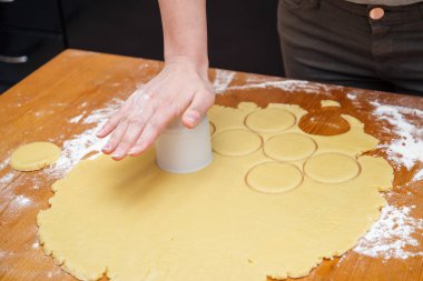 yuvarlak kurabiye masanın üzerinde rulo hamur kalıplama