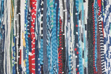 kumaş parçaları yapılan geleneksel halı doku