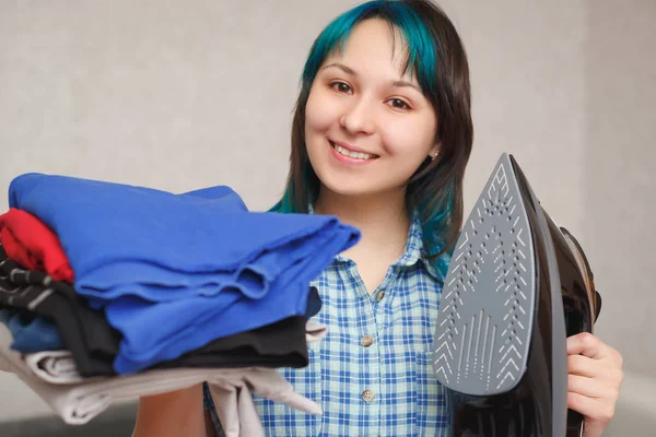 Ritratto Giovane Ragazza Sorridente Con Ferro Vestiti — Foto Stock