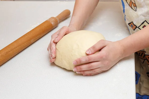 Mujer Sosteniendo Levadura Bola Masa Pan Sus Manos Cocina —  Fotos de Stock