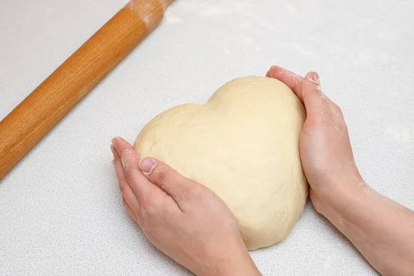 Mujer Sosteniendo Levadura Bola Masa Pan Sus Manos Cocina —  Fotos de Stock